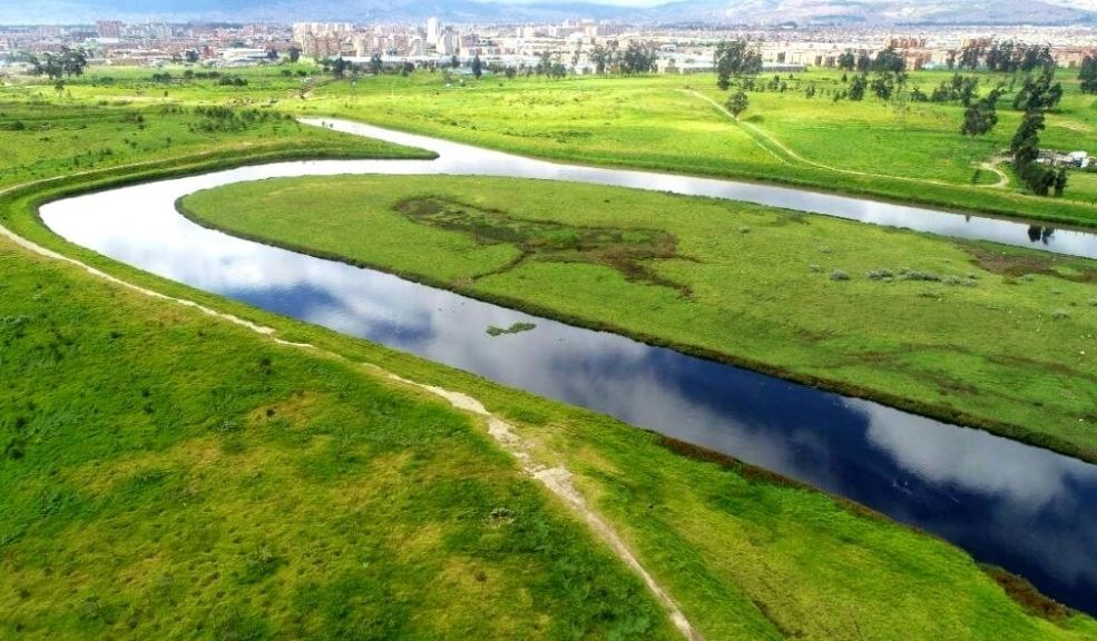 Adultos mayores recorren el río Bogotá para ver su recuperación 2 Adultos mayores recorren el río Bogotá para ver su recuperación La actividad permitió a los participantes conocer de cerca los avances en la recuperación ambiental de este importante afluente de la ciudad.