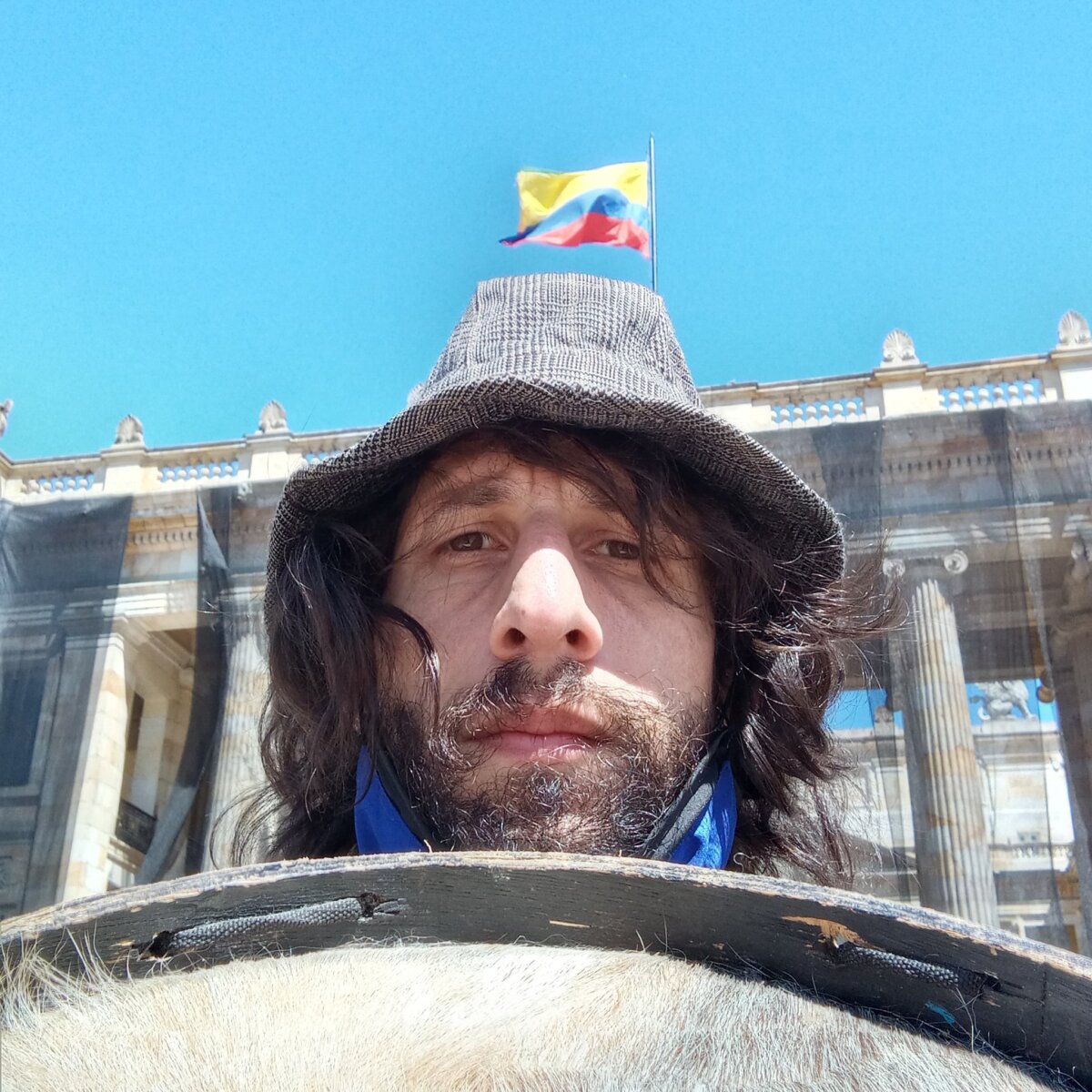 Exguitarrista de Doctor Krápula es buscado por caso de abuso Se trata de Dib Abraham Hadra Arciniegas cuya condena a cárcel quedó en firme desde el 27 de noviembre de 2024, por haber abusado de una menor de 14 años.