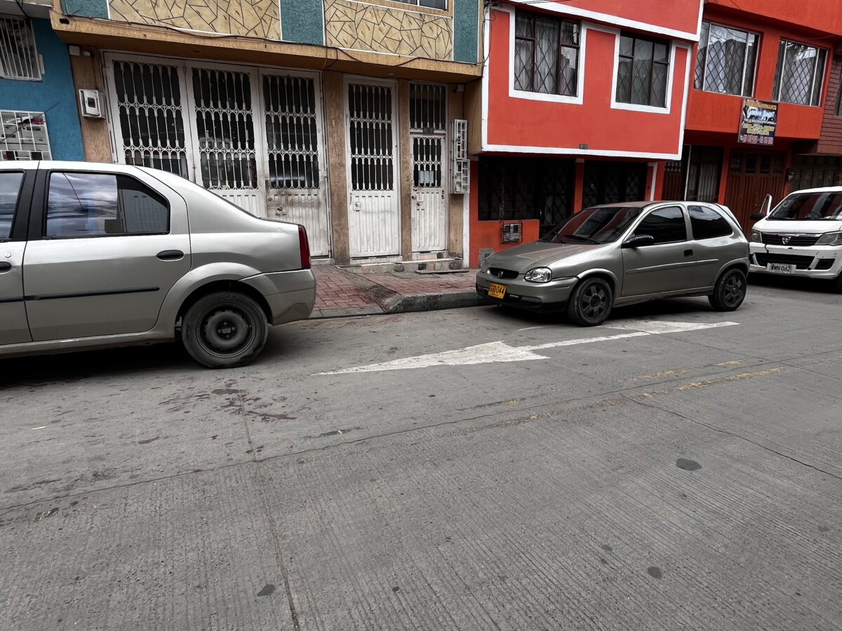 Ataque sicarial en Kennedy deja un muerto y un herido de gravedad 1 En este lugar, en el cual funciona un negocio de vidrios, fueron atacadas ambas personas.