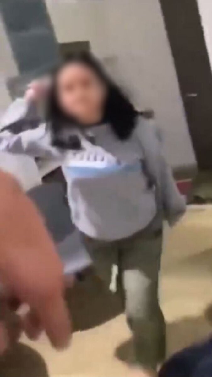 Aterrador video de una mujer amenazando a su pareja con un cuchillo 4 Aterrador video de una mujer amenazando a su pareja con un cuchillo El impactante video evidencia una situación de violencia y amenaza que no se puede normalizar.