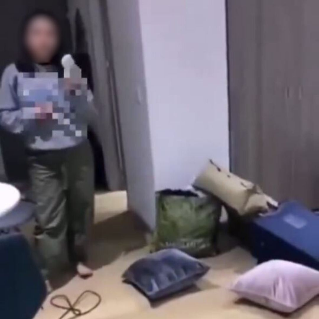 Aterrador video de una mujer amenazando a su pareja con un cuchillo 1 Aterrador video de una mujer amenazando a su pareja con un cuchillo