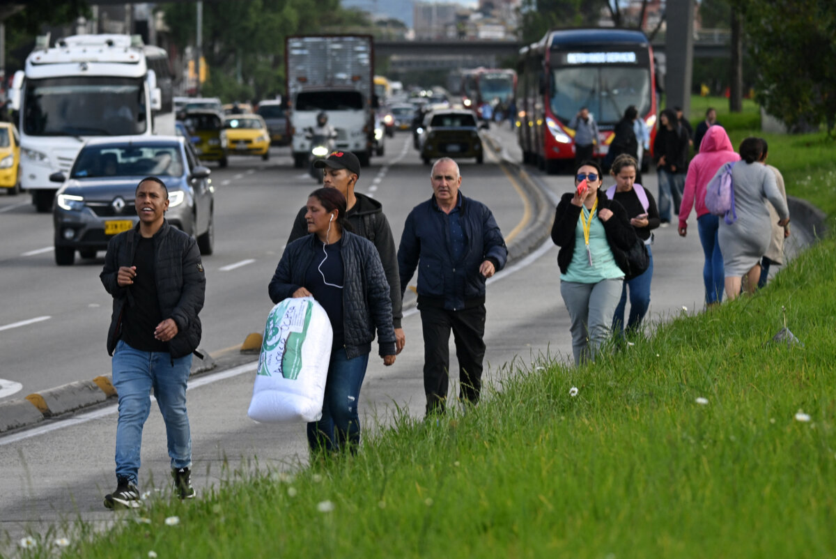 En Bogotá los que más marcharon fueron los pasajeros de TransMilenio: 1,8 millones de usuarios afectados El alcalde de Bogotá, Carlos Fernando Galán, entregó un balance de la jornada de protestas y bloqueos que se registraron en varios sectores de la capital, que afectó el desplazamiento de miles de usuarios de transporte público. Mañana se esperan nuevas movilizaciones.