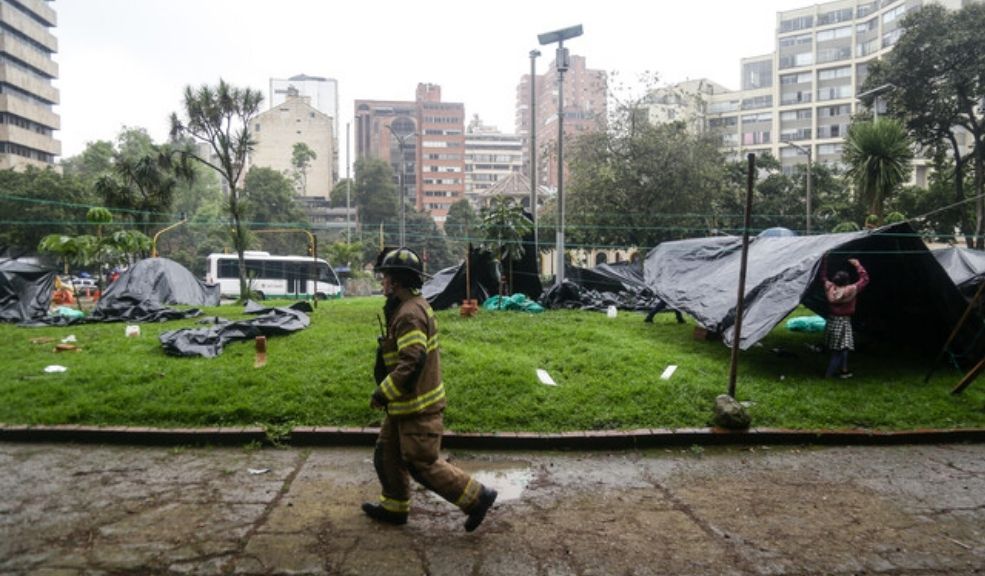 Bogotá enfrenta una nueva crisis en el Parque Nacional por ocupación indígena emberá 2 Bogotá enfrenta una nueva crisis en el Parque Nacional por ocupación indígena emberá Aproximadamente 140 personas, entre ellas 55 menores de edad, intentaron regresar al parque en mayo de 2025, reavivando una problemática que la ciudad lleva enfrentando desde 2021.