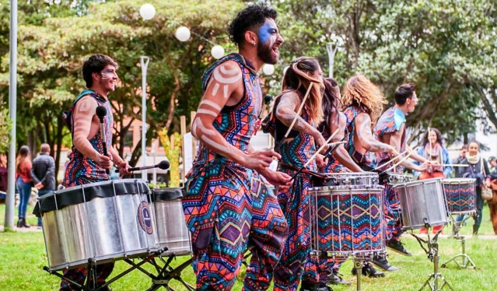 Bogotá impulsa el arte y la inclusión con nuevas becas para artistas y comunidades Esta iniciativa, lanzada en mayo de 2025, busca fortalecer el ecosistema cultural de la ciudad promoviendo la inclusión social, la diversidad y la innovación artística.