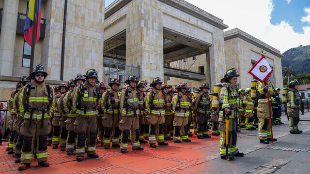 Bomberos de Bogotá cumple 130 años: algunos datos de su admirable historia 9 Bomberos de Bogotá cumple 130 años: algunos datos de su admirable historia El Cuerpo Oficial de Bomberos cumple hoy 130 años. Le contamos su historia.