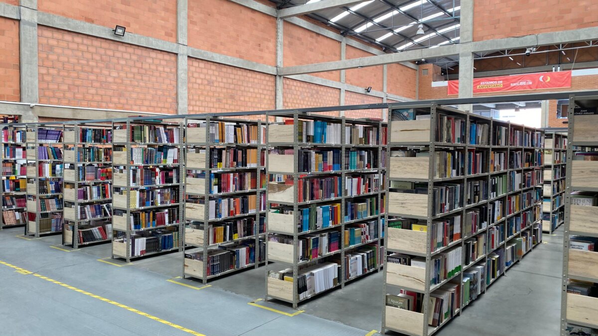 Buscalibre en la FILBo 2025: más libros, más cultura y un homenaje especial a mamá En entrevista exclusiva con Sebastián Niño, country manager de Buscalibre Colombia, conocimos a fondo la propuesta de esta reconocida librería en línea, que por cuarto año consecutivo participa en la feria, siendo esta edición la más significativa hasta ahora.