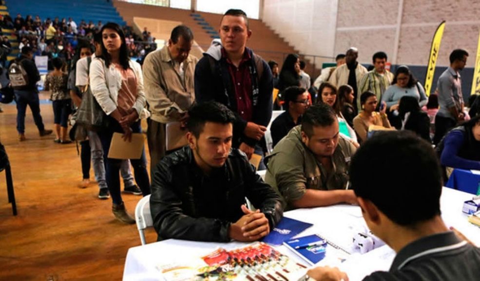 Bogotá lanza cursos gratuitos para acercar a los jóvenes al mundo laboral 2 Bogotá lanza cursos gratuitos para acercar a los jóvenes al mundo laboral Esta estrategia busca brindar herramientas prácticas y fortalecer las competencias necesarias para acceder al mercado laboral, especialmente entre quienes enfrentan mayores barreras de ingreso.