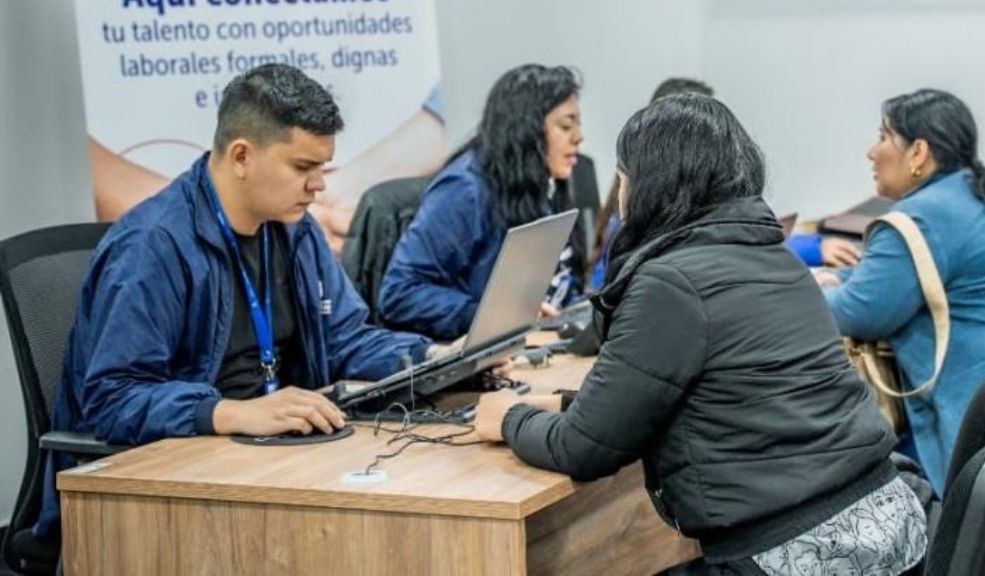 Bogotá ofrece más de 2.300 vacantes para personas con y sin experiencia laboral De las vacantes disponibles, al menos 1.011 no requieren experiencia laboral, lo que abre la puerta a jóvenes, mujeres, personas mayores y población vulnerable que desean ingresar al mercado laboral.