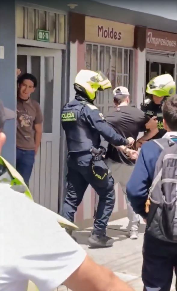 Brutal agresión a habitante de calle en Prado Veraniego de Suba 3 Brutal agresión a habitante de calle en Prado Veraniego de Suba La Policía capturó al agresor en el lugar de los hechos, pero hasta el momento no se ha presentado denuncia formal, lo que podría entorpecer las acciones legales en su contra.