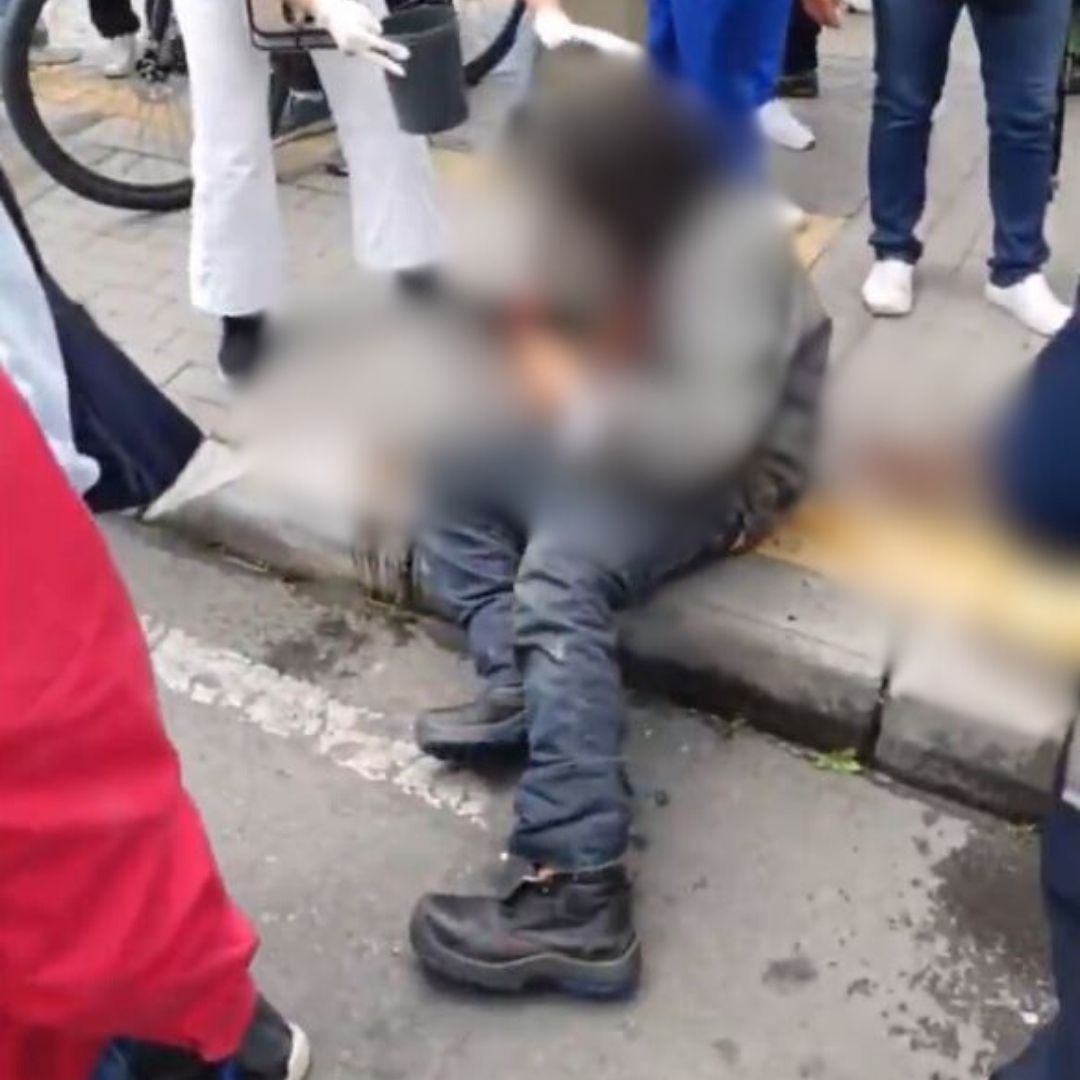 Brutal agresión a habitante de calle en Prado Veraniego de Suba 2 Brutal agresión a habitante de calle en Prado Veraniego de Suba La Policía capturó al agresor en el lugar de los hechos, pero hasta el momento no se ha presentado denuncia formal, lo que podría entorpecer las acciones legales en su contra.