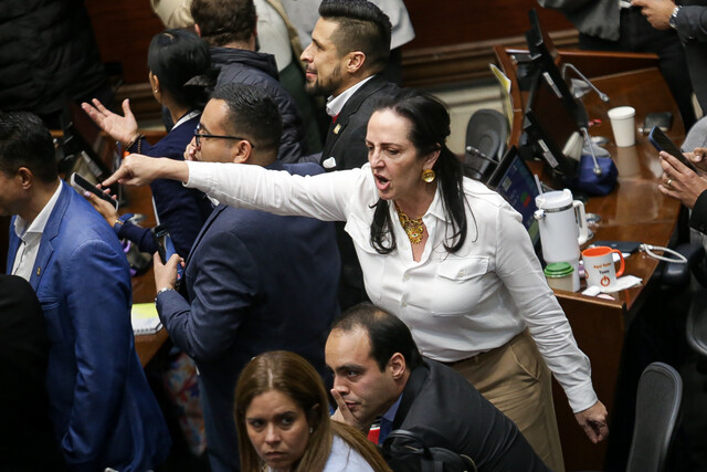 Un país más dividido tras la votación de la consulta: reacciones a la decisión 3 Un país más dividido tras la votación de la consulta: reacciones a la decisión Sectores afines al Gobierno y líderes de los partidos de oposición reaccionaron ante el hundimiento de la consulta popular.