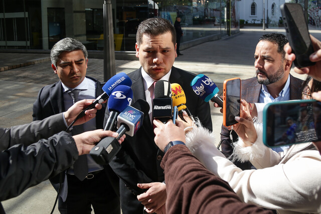 Andrés Calle, expresidente de la Cámara, se entregó en el búnker de la Fiscalía 2 Andrés Calle, expresidente de la Cámara, se entregó en el búnker de la Fiscalía Se hizo efectiva la orden de captura emitida por la Corte Suprema de Justicia contra Armando Calle, por su participación en el escándalo de corrupción en la UNGRD.