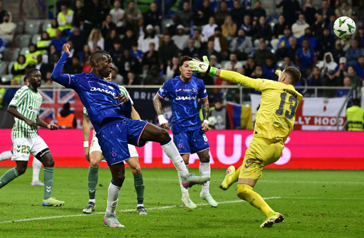 Chelsea remonta y se consagra campeón de la Conference League ante el Real Betis 3 Chelsea remonta y se consagra campeón de la Conference League ante el Real Betis El Chelsea se impuso 4-1 sobre el Real Betis en el Estadio Municipal de Breslavia, en Polonia, y logró el título en la Conference League. Es el primer club en consagrarse en las cinco competiciones del Viejo Continente.