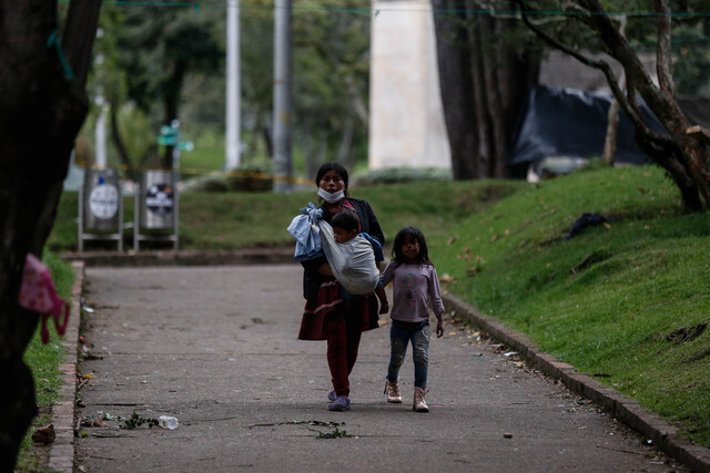 Denuncia: cerca de 70 niños emberá durmieron en la calle en el Parque Nacional 1 Denuncian que cerca de 70 niños emberá durmieron en la calle en el Parque Nacional