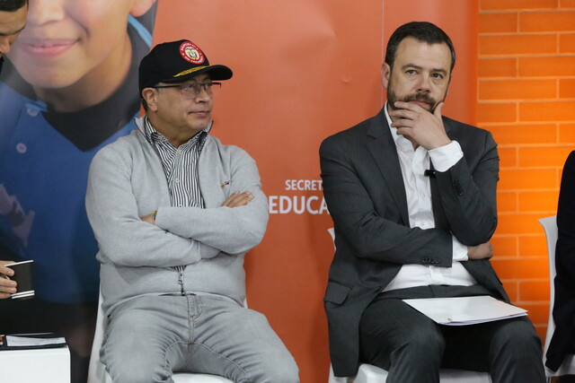 Alcalde Galán le respondió a presidente Petro por llamado a movilización 2 Alcalde Galán le respondió a presidente Petro por llamado a movilización A través de su cuenta de X, Galán lanzó una advertencia clara: “No es momento de jugar con fuego, haciendo un llamado a la calma y la sensatez.