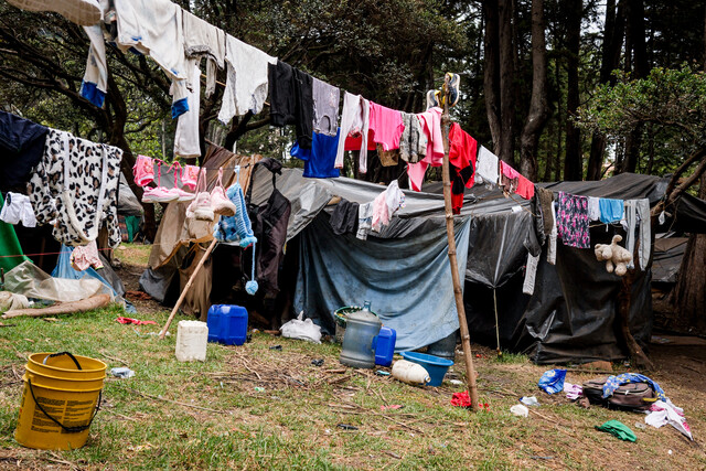 Gobierno rechaza ataque de indígenas Emberá a funcionaria de Bogotá La Unidad de Víctimas calificó como un “grave acto de violencia física” el ataque que sufrió la funcionaria de la Secretaría de Integración Social de la Alcaldía Mayor de Bogotá en las cercanías del Ministerio del Interior.
