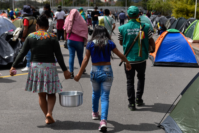 Denuncia: cerca de 70 niños emberá durmieron en la calle en el Parque Nacional 2 Denuncia: cerca de 70 niños emberá durmieron en la calle en el Parque Nacional La Secretaría de Integración hizo un llamado a los voceros de la comunidad embera, para que no involucren a los niños en las protestas.