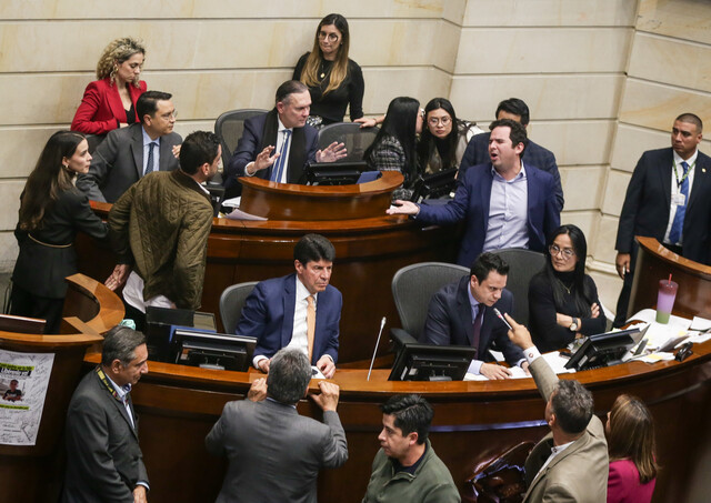 Gobierno aceptó error y vuelve a radicar la consulta popular en el Senado 2 Gobierno aceptó error y vuelve a radicar la consulta popular en el Senado Tras esta radicación, que ya tiene la firma del presidente Petro, el gobierno busca que el Senado de la República de concepto favorable a la consulta popular 2.0.