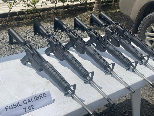 Capturaron a un soldado y otras 12 personas por vender armas del Ejército Nacional 2 Capturaron a un soldado y otras 12 personas por vender armas del Ejército Nacional Según las autoridades, los capturados eran requeridos por los delitos de concierto para delinquir y fabricación, tráfico, porte y tenencia de armas de fuego y municiones.