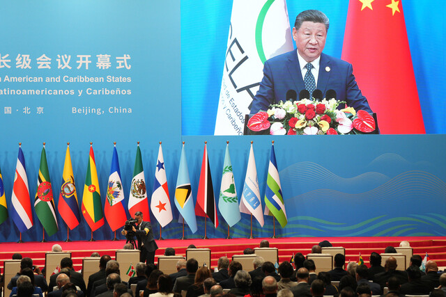 Petro lanzó dardos contra Trump y propuso ejes de cooperación con China En su intervención, el presidente Petro insistió en la necesidad de que el mundo enfrente la crisis climática y un camino para esto es la descarbonización a través de las energías limpias.