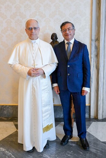 Presidente Petro se reunió con el papa León XIV en Roma 2 Presidente Petro se reunió con el papa León XIV en Roma Al terminar el encuentro, el presidente Petro se dirigió al aeropuerto de Roma, para viajar a Colombia, en donde está pendiente de que se haga la presentación de la nueva consulta popular al Congreso.