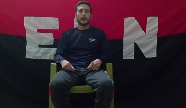 Revelan pruebas de supervivencia de soldados secuestrados por el ELN En el video, los dos soldados aparecen sentados frente a una bandera del ELN. Aunque se muestran en calma, sus rostros reflejan preocupación.