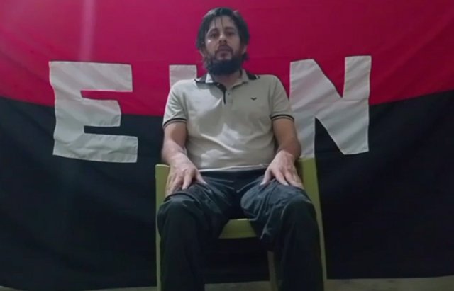 Revelan pruebas de supervivencia de soldados secuestrados por el ELN En el video, los dos soldados aparecen sentados frente a una bandera del ELN. Aunque se muestran en calma, sus rostros reflejan preocupación.