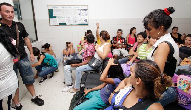 Declaran alerta amarilla en la red hospitalaria de Bogotá por congestión en urgencias 2 Declaran alerta amarilla en la red hospitalaria de Bogotá por congestión en urgencias El 75% de las clínicas y hospitales de Bogotá están sobreocupados, especialmente en los servicios pediátricos debido a los picos respiratorios.