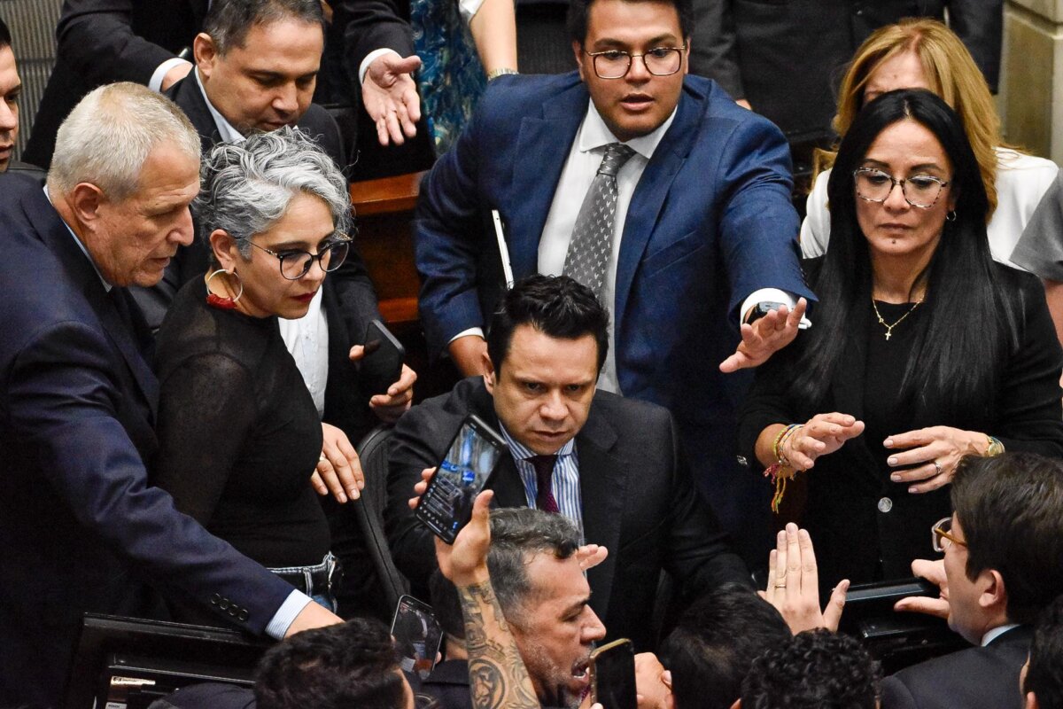 Senado hundió la consulta popular impulsada por Petro, pero revivió la reforma laboral en el Congreso 1 Senado hundió la consulta popular impulsada por Petro, pero revivió la reforma laboral en el Congreso Así se vivió la tensa votación sobre la consulta popular, que fue rechazada por el Senado. Hubo roces entre senadores durante el debate.
