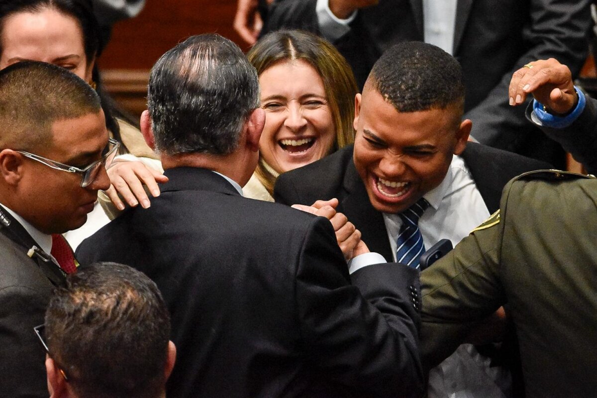 Senado hundió la consulta popular impulsada por Petro, pero revivió la reforma laboral en el Congreso 3 Senado hundió la consulta popular impulsada por Petro, pero revivió la reforma laboral en el Congreso Así se vivió la tensa votación sobre la consulta popular, que fue rechazada por el Senado. Hubo roces entre senadores durante el debate.