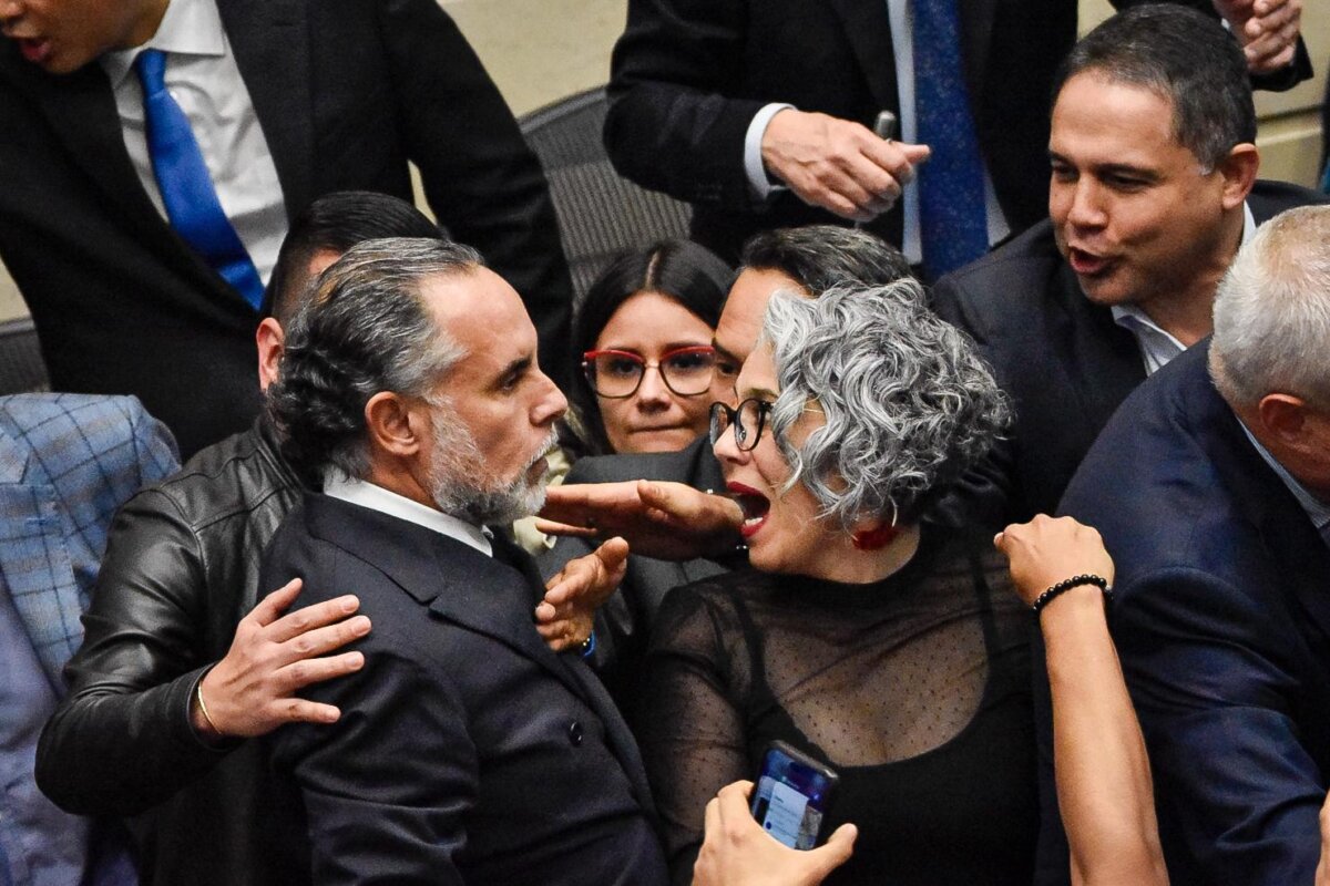 Senado hundió la consulta popular impulsada por Petro, pero revivió la reforma laboral en el Congreso 2 Senado hundió la consulta popular impulsada por Petro, pero revivió la reforma laboral en el Congreso Así se vivió la tensa votación sobre la consulta popular, que fue rechazada por el Senado. Hubo roces entre senadores durante el debate.