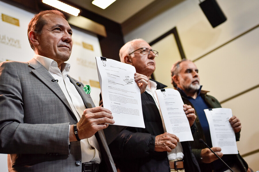 Ahora con 16 preguntas, 4 más de salud, Gobierno radicó otra consulta popular 2 Ahora con 16 preguntas, 4 más de salud, Gobierno radicó otra consulta popular A las 12 preguntas de la consulta popular que fue rechazada la semana pasada, se añadieron otras 4 para radicar una nueva. La propuesta está liderada por los ministros de Trabajo, Salud e Interior.