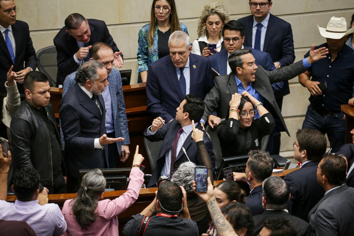 Petro denunció plan para asesinarlo y anunció consulta popular 3 Petro denunció plan para asesinarlo y anunció consulta popular Gustavo Petro señaló al presidente del Senado como responsable del hundimiento de su consulta popular y aseguró que una red internacional de narcotráfico quiere matarlo.