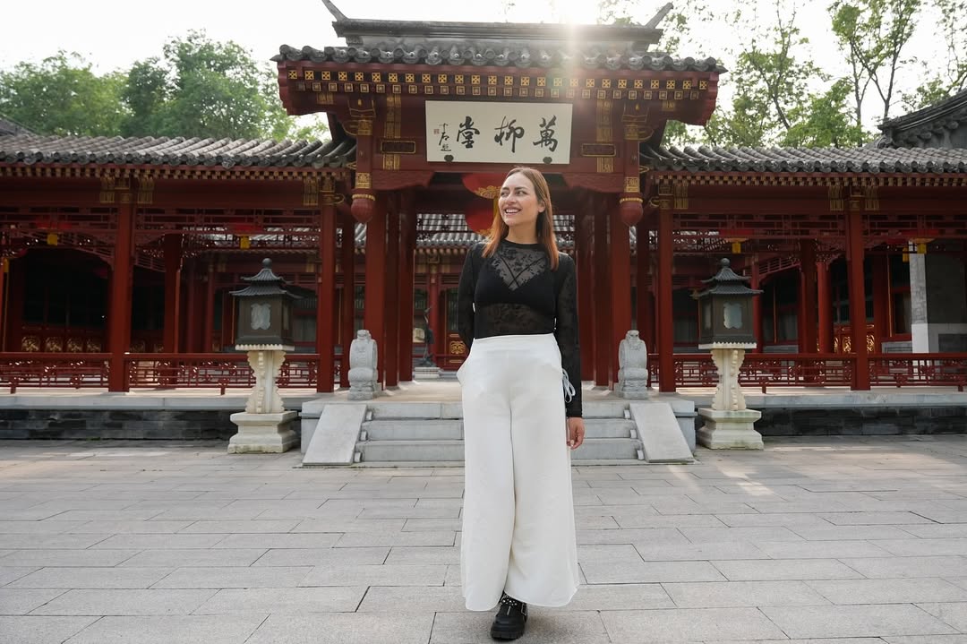 Canciller Sarabia defendió a 'Lalis', la influencer que viajó con el Gobierno a China La canciller Laura Sarabia no se quedó callada y le respondió a Daniel Briceño, quien cuestionó la presencia de 'Lalis' en la comitiva del Gobierno que viajó a China.