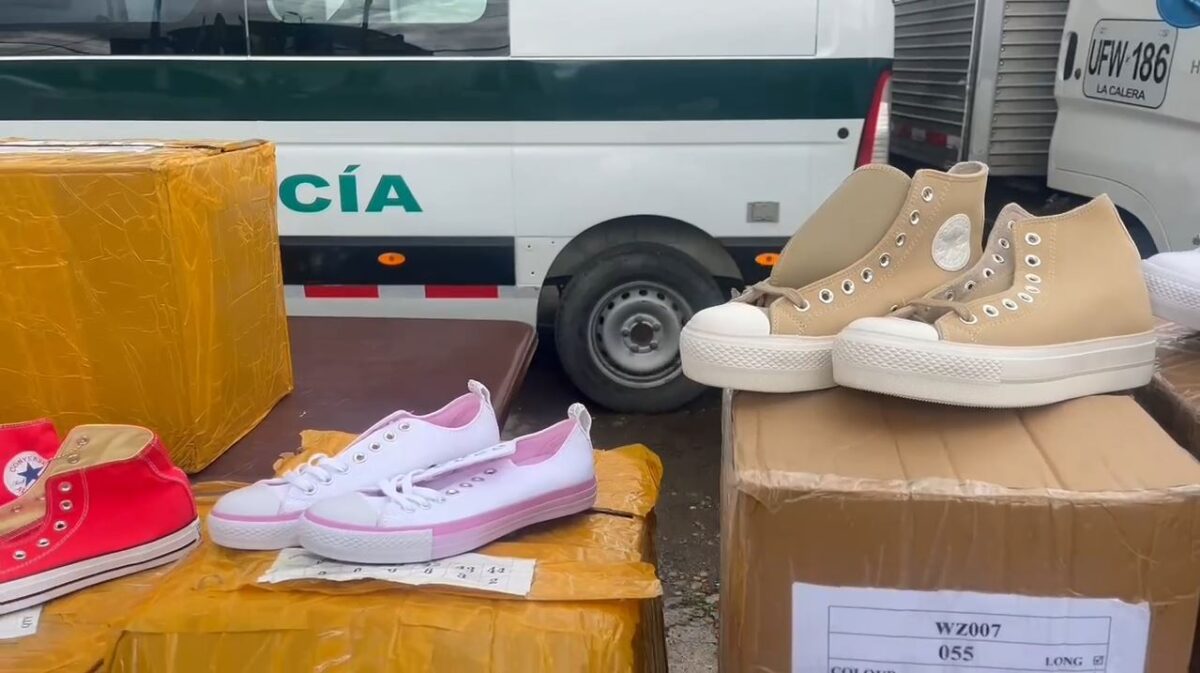 Capturaron a 5 personas con mil millones de pesos en calzado falso 2 Capturaron a 5 personas con mil millones de pesos en calzado falso Gracias a la acción conjunta, se logró detener el vehículo cargado con los zapatos, que no contaban con la documentación requerida ni con licencias que acreditaran su legalidad.