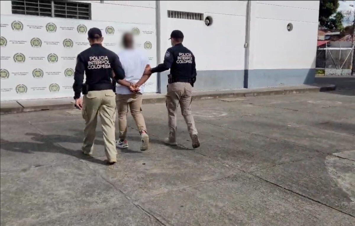 Capturaron a alias 'El Colombiano', acusado de cometer un homicidio en Argentina 2 Capturaron a alias 'El Colombiano', acusado de cometer un homicidio en Argentina Las autoridades argentinas lo señalan de haber participado en un ataque a sangre y fuego contra un ciudadano argentino en noviembre de 2024.