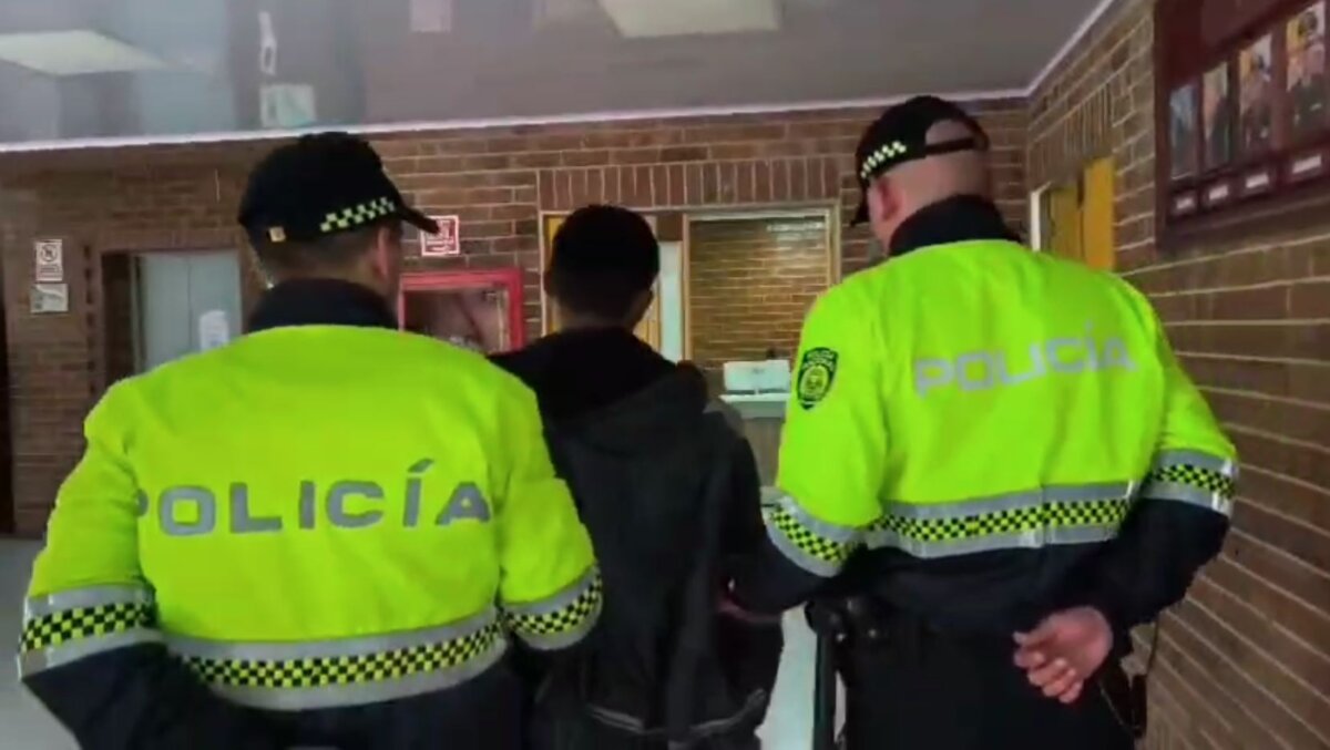 Capturaron en La Victoria a alias 'El Rolo', buscado por homicidio en Boyacá 2 Capturaron en La Victoria a alias 'El Rolo', buscado por homicidio en Boyacá Alias ‘El Rolo’ está acusado de asesinar con arma blanca a Ferney Camilo Torres Aguilar, de 23 años, el pasado mes de marzo.