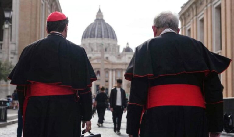 Comienza el Cónclave en el Vaticano Cardales votan para elegir al sucesor de Francisco
