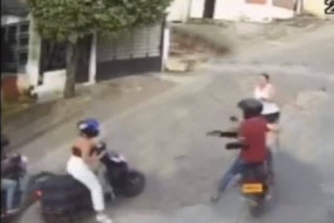 Video: Mujer se enfrentó a dos ladrones que asaltaban a su hija 2 Video: Mujer se enfrentó a dos ladrones que asaltaban a su hija Una mujer se enfrentó a dos hombres armados que estaban robándole a su hija. El hecho quedó grabado en las cámaras de seguridad del sector.