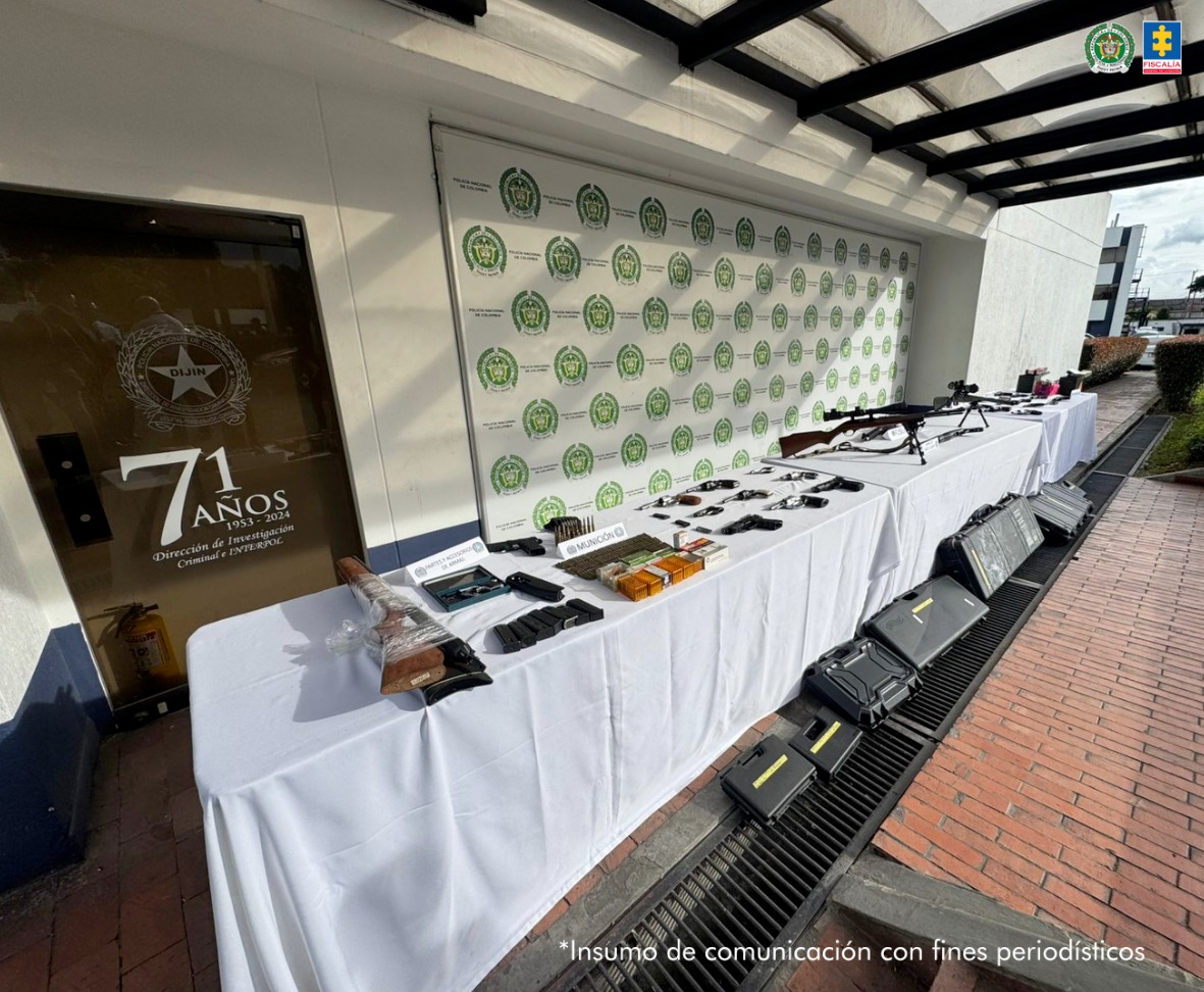 Descubrieron red de tráfico de armas de exintegrantes de la fuerza pública Esta peligrosa red se dedicaba a extraer armas y municiones de uso exclusivo de las Fuerzas Armadas, alterarlas para cambiar su apariencia y luego venderlas clandestinamente.