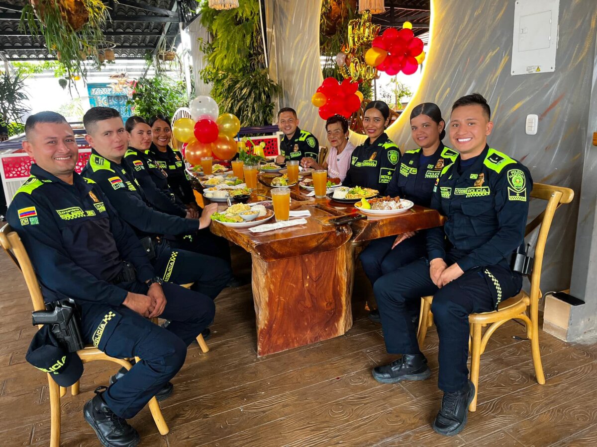 Doña Elia, la abuela de los policías en Ibagué, fue homenajeada en el Mes de las Madres 2 Doña Elia, la abuela de los policías en Ibagué, fue homenajeada en el Mes de las Madres