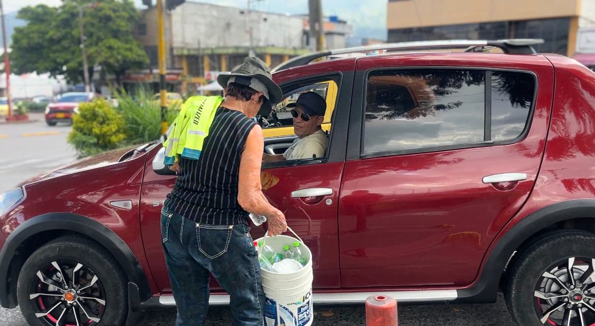 Doña Elia, la abuela de los policías en Ibagué, fue homenajeada en el Mes de las Madres 1 Doña Elia, la abuela de los policías en Ibagué, fue homenajeada en el Mes de las Madres