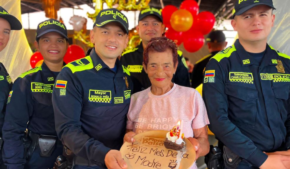 Doña Elia, la abuela de los policías en Ibagué, fue homenajeada en el Mes de las Madres