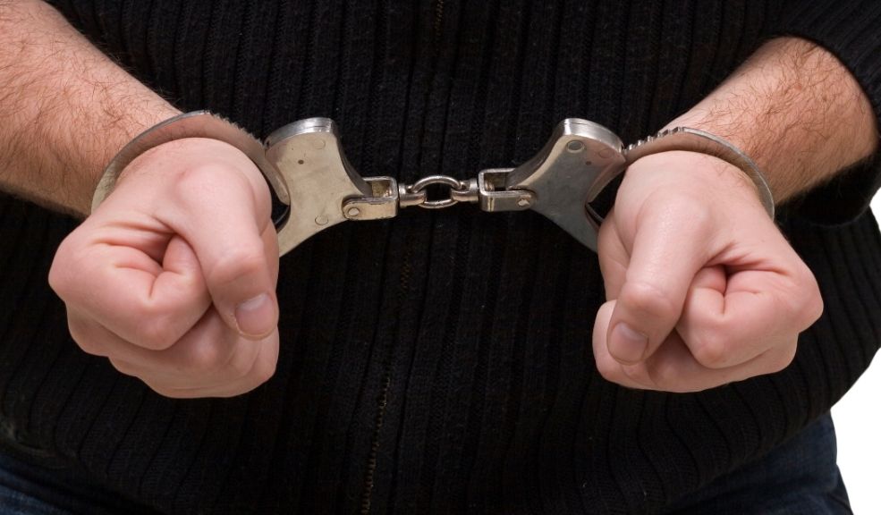 Acusan a hombre de asesinar a su hijastro en Kennedy 2 Acusan a hombre de asesinar a su hijastro en Kennedy Tres días después del crimen, el sujeto fue capturado cuando intentaba huir por carretera hacia Valledupar, en un operativo realizado por el CTI y la Policía Nacional.