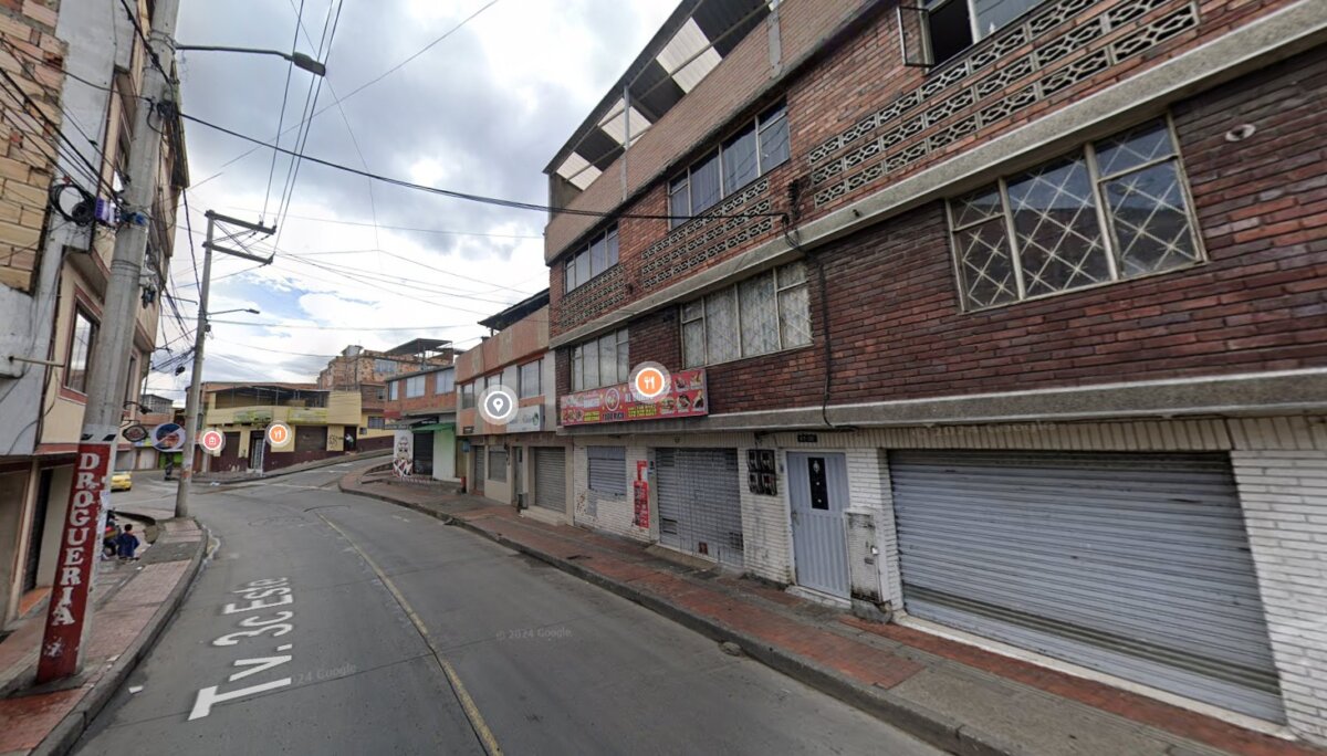 En San Cristóbal le quitaron la vida a Alejandra: su familia pide justicia 2 En San Cristóbal le quitaron la vida a Alejandra: su familia pide justicia La joven habría sido víctima de un robo en el barrio Villa del Cerro, en San Cristóbal. Hablamos con su padre, quien pide que se investigue el caso para que la muerte de Alejandra no quede impune.