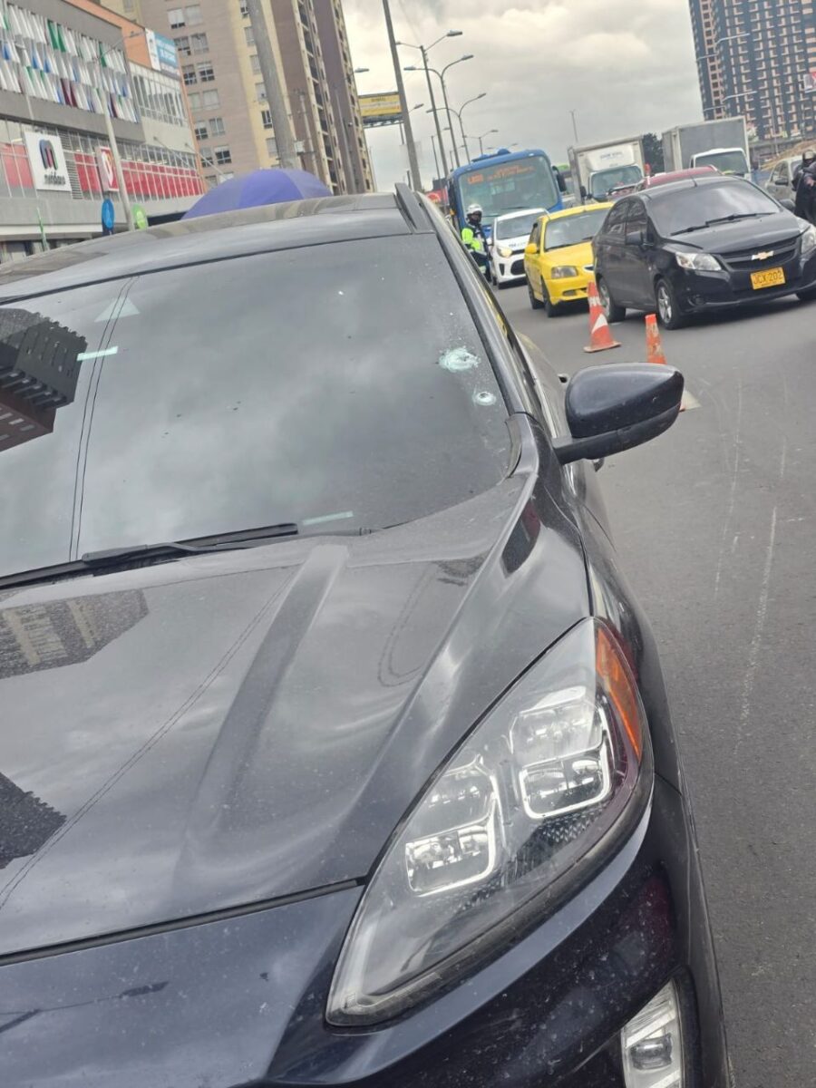 EN VIDEO: robo en Kennedy terminó en balacera 4 EN VIDEO: robo en Kennedy terminó en balacera Según testigos, se escucharon al menos seis tiros, uno de ellos dirigido hacia los celadores, quienes intentaron cerrar la portería para evitar la fuga.
