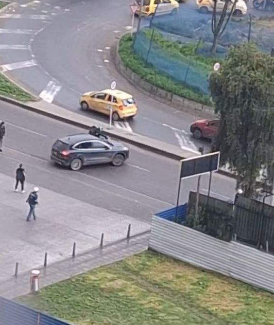 EN VIDEO: robo en Kennedy terminó en balacera 3 EN VIDEO: robo en Kennedy terminó en balacera Según testigos, se escucharon al menos seis tiros, uno de ellos dirigido hacia los celadores, quienes intentaron cerrar la portería para evitar la fuga.