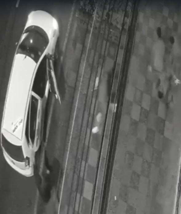 EN VIDEO: en taxi, 4 sujetos armados roban personas en Villa Mayor 2 EN VIDEO: en taxi, 4 sujetos armados roban personas en Villa Mayor Sin mediar palabra, los ladrones se abalanzaron sobre dos hombres, los golpearon y los intimidaron con armas blancas y de fuego.