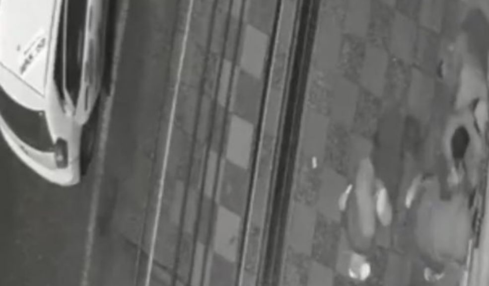 EN VIDEO: en taxi, 4 sujetos armados roban personas en Villa Mayor Sin mediar palabra, los ladrones se abalanzaron sobre dos hombres, los golpearon y los intimidaron con armas blancas y de fuego.