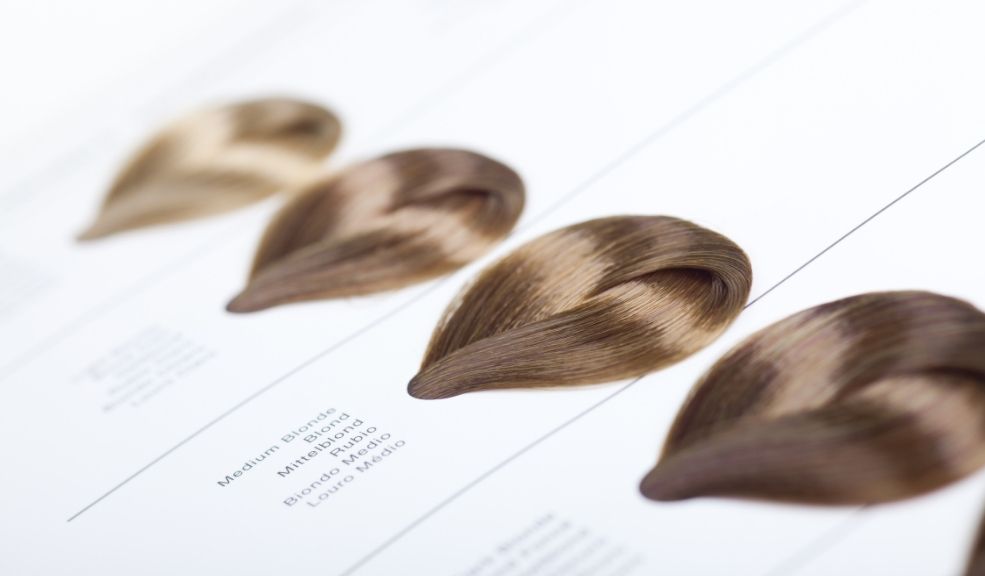 El 75% de las colombianas se tintura en casa: así puede cuidar el color Según un estudio de Kantar, el 75% de las colombianas prefiere tinturarse el cabello en casa y el 85% compra el producto fuera de los salones de belleza, lo que resalta la necesidad de una guía clara para su mantenimiento.